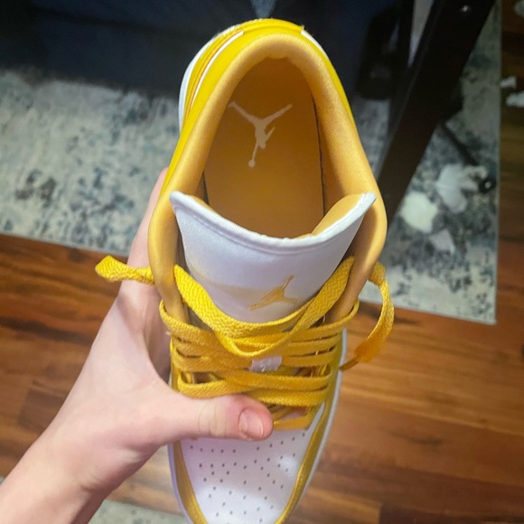 Jordan 1 retro lows pollen color way - Picture 2 of 5